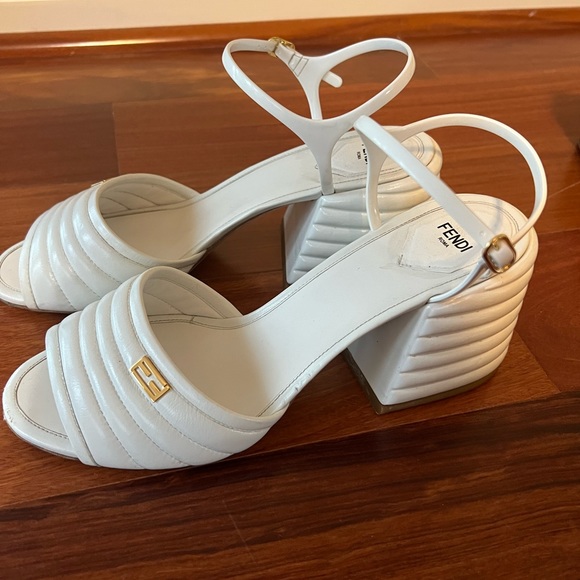 FENDI Glossy quilted leather sandal with a chunky block heel. - Picture 3 of 6